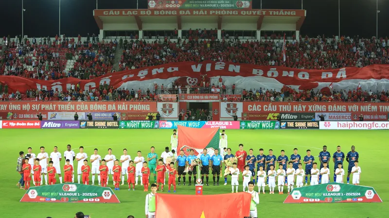 Bầu không khi sôi động ở trận khai mạc V-League 2023-24 giữa Hải Phòng và HA.GL. 