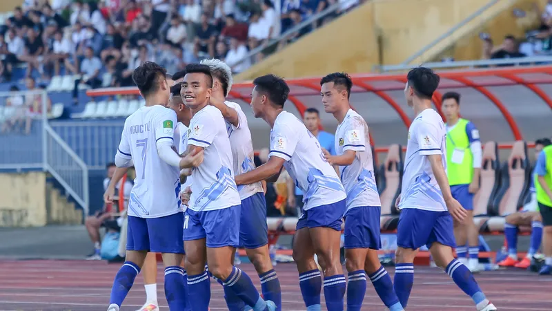 Niềm vui của các cầu thủ Huế với chiến thắng đầu tiên ở Giải hạng Nhất quốc gia 2023-24. ẢNH: TÂM HÀ 