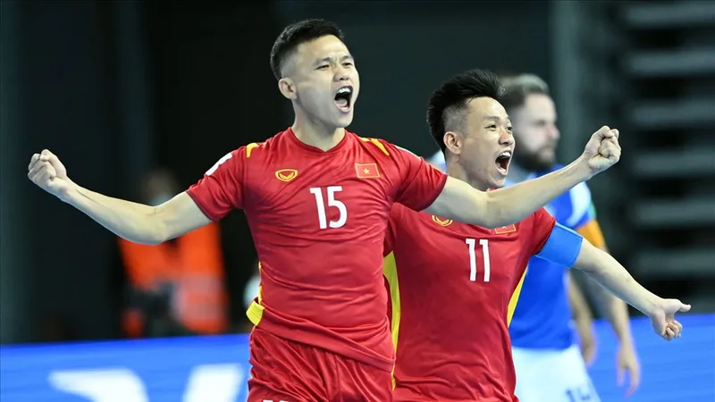 Khổng Đình Hùng ăn mừng bàn thắng ghi vào lưới Brazil ở Futsal World Cup 2021. 