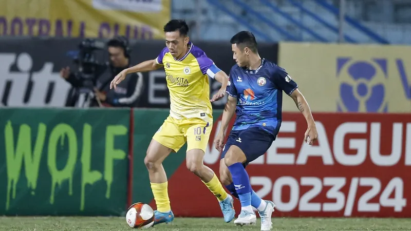 Văn Quyết cùng các cầu thủ Hà Nội FC bất ngờ đón nhận thất bại trước Bình Định ngay trên sân nhà. ẢNH: ANH TRẦN 