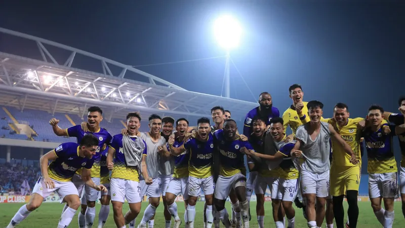 Niềm vui của các cầu thủ Hà Nội FC khi giành chiến thắng ở ngày chia tay AFC Champions League 2023-24. ẢNH: MINH HOÀNG 