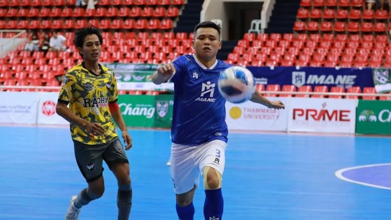 Quả bóng bạc futsal Việt Nam 2023 Khổng Đình Hùng có trận ra mắt thành công ở Thái Lan. 