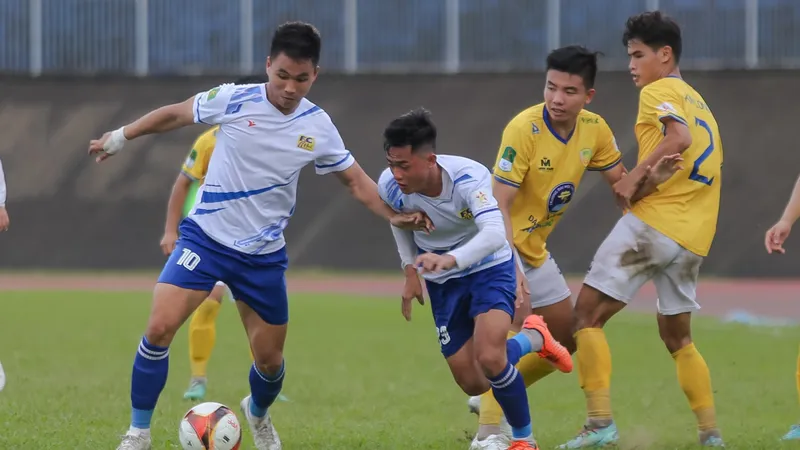Cựu tuyển thủ U20 Việt Nam Trần Thành (số 10) ghi bàn thắng duy nhất giúp Huế vượt qua Đồng Tháp. ẢNH: TÂM HÀ 
