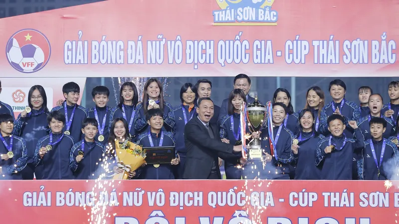 Chủ tịch VFF Trần Quốc Tuấn trao chức vô địch Giải nữ VĐQG 2023 cho CLB nữ TPHCM I