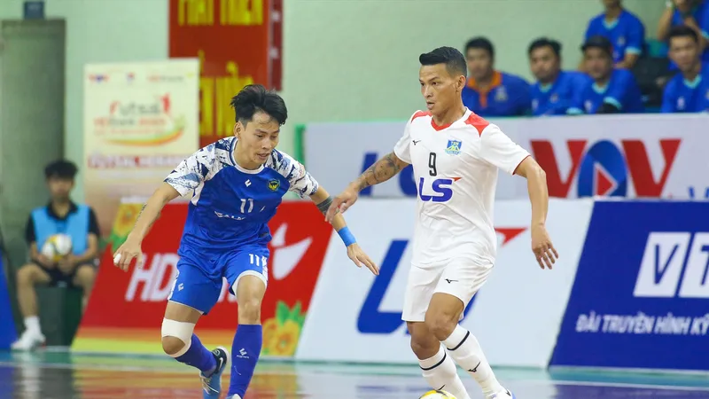 Thái Sơn Nam TPHCM (áo trắng) và Sahako FC là hai đội futsal mạnh nhất trong năm 2023. 