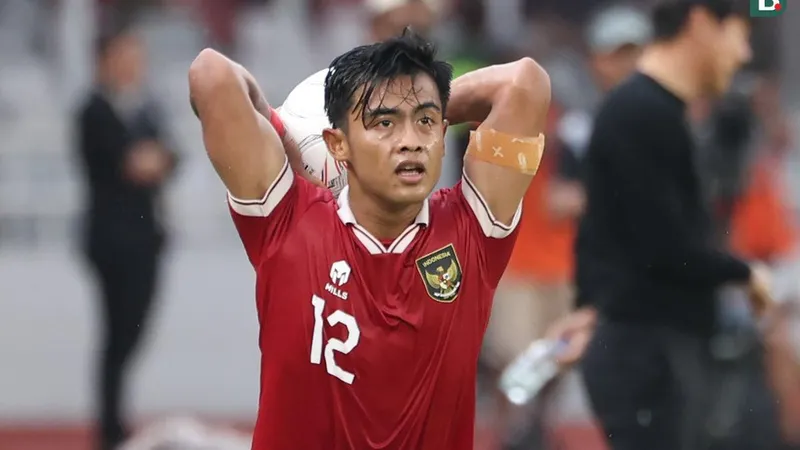 Pratama Arhan từng có pha ném biên khiến thủ môn Emiliano Martinez của Argentina vất vả mới kiểm soát được tình hình. 