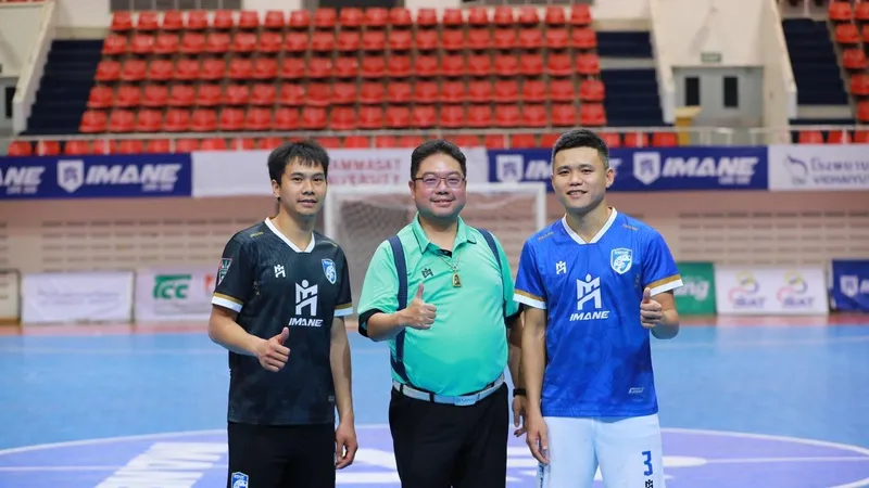 Nguyễn Hoàng Anh (bên trái) và Khổng Đình Hùng (bên phải) kết thúc chuyến xuất ngoại ở Thái Lan. ẢNH: TÂM HÀ 