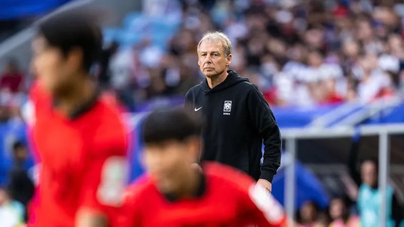 HLV Klinsmann của Hàn Quốc không hài lòng về quyết định từ trọng tài. ẢNH: GETTY 
