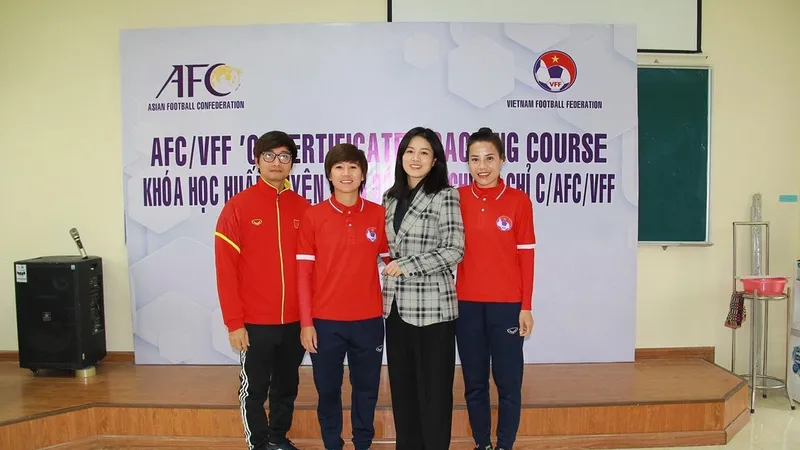 Quả bóng vàng nữ Việt Nam 2014 và 2018 Nguyễn Thị Tuyết Dung (thứ hai, bên trái qua) đã hoàn thành khóa học HLV bằng C/AFC ở Thanh Hóa. 