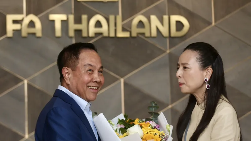 “Madam Pang” (bên phải) trở thành nữ Chủ tịch đầu tiên của FAT. ẢNH: SIAMSPORT