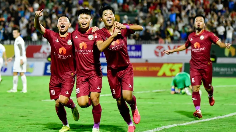 Niềm vui của Hà Đức Chinh khi ghi bàn thắng vào lưới Nam Định. 