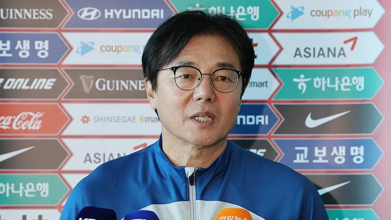 Ông Hwang Sun-hong trở thành HLV tạm quyền của đội tuyển quốc gia Hàn Quốc. ẢNH: YONHAP 