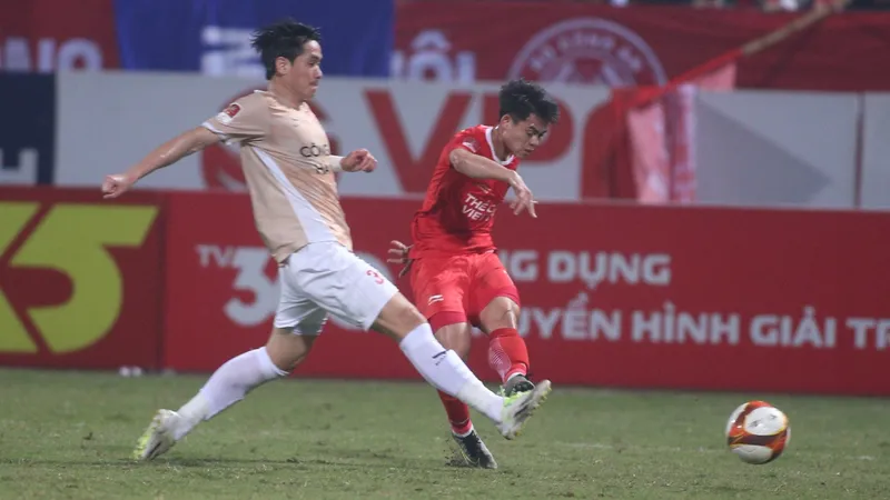 Các cầu thủ CAHN gặp nhiều khó khăn khi đối đầu với Viettel FC. ẢNH: MINH HOÀNG