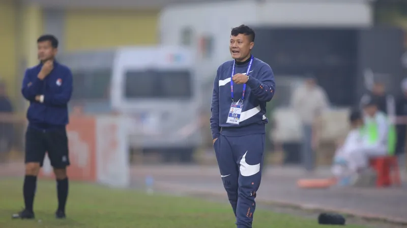 HLV Phạm Thành Lương chia tay Hòa Bình sau 6 tháng làm việc cùng nhau. ẢNH: MINH HOÀNG 