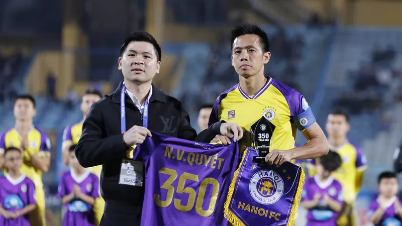 Chủ tịch Đỗ Vinh Quang của Hà Nội FC tri ân Văn Quyết. ẢNH: MINH HOÀNG 