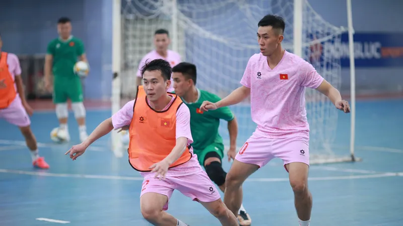 Nguyễn Thịnh Phát (phải) đang là cầu thủ dẫn đầu danh sách ghi bàn ở Giải futsal VĐQG 2024 với 5 bàn thắng. 