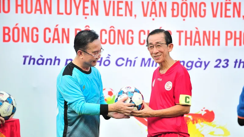 Đồng chí Trần Hoàng Ngân, Thành ủy viên, Trợ lý Bí thư Thành ủy TPHCM cùng đồng chí Trần Thế Thuận, Thành ủy viên, Giám đốc Sở Văn hóa và Thể thao TPHCM tham dự trận giao hữu bóng đá nhân kỷ niệm Ngày Thể thao Việt Nam 27-3. ẢNH: DŨNG PHƯƠNG