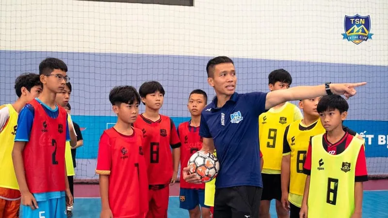 Thủ quân của đội tuyển futsal Việt Nam Phạm Đức Hòa hướng dẫn các ứng viên tuyển sinh vào Thái Sơn Nam năm 2021. 