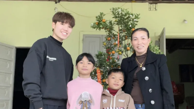Gia đình của nữ tuyển thủ Vũ Thị Hoa chỉ còn bốn người sau khi đã mất bố và em trai đầu. ẢNH: FBNV 