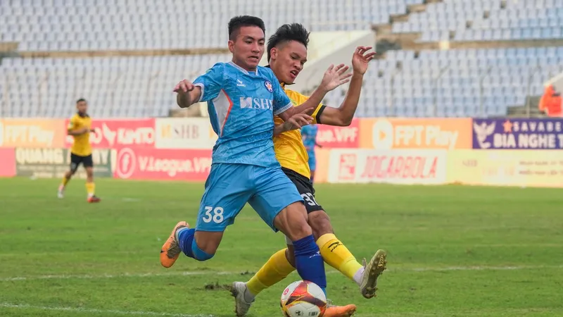 Tuyển thủ U23 Việt Nam Nguyễn Minh Quang cùng Đà Nẵng đang tiến gần hơn tấm vé thăng hạng V-League. ẢNH: XUÂN HIẾU 