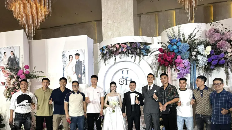 Đương kim Quả bóng vàng Nguyễn Hoàng Đức cùng các đồng đội ở Viettel FC tham dự đám cưới của Quang Hải. 