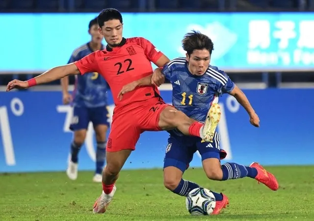 U23 Hàn Quốc (áo đỏ) và U23 Nhật Bản (áo xanh) là những ứng viên cho tấm vé tham dự Olympic Paris 2024. 