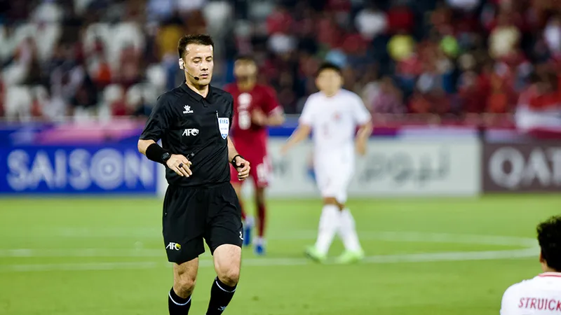 Trọng tài Nasrullo Kabirov đối diện với làn sóng chỉ trích từ phía Indonesia. ẢNH: AFC
