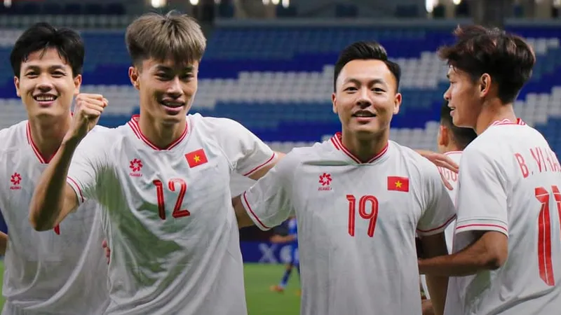 Niềm vui của các tuyển thủ U23 Việt Nam khi vượt qua U23 Kuwait. Ảnh: ĐOÀN NHẬT/VFF