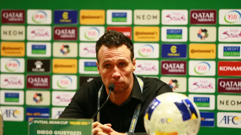 HLV Diego Giustozzi thể hiện sự thất vọng khi đội tuyển futsal Việt Nam lỡ vé dự Futsal World Cup 2024. ẢNH: TÂM HÀ 