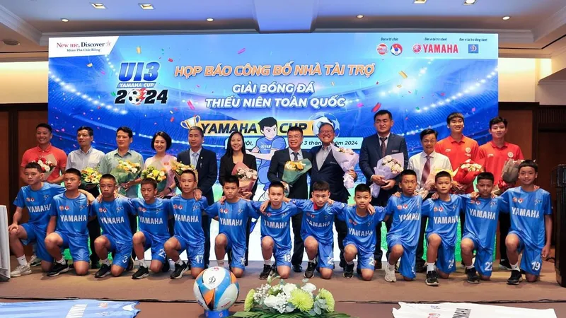 Bộ đôi tuyển thủ Nhâm Mạnh Dũng và Phan Tuấn Tài xuất hiện ở lễ ra mắt Giải U13 toàn quốc gia 2024.