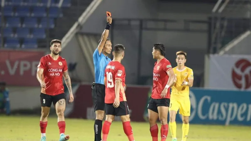 Tấm thẻ đỏ của Văn Thanh phải nhận ở giữa hiệp 2 trở thành bước ngoặt của trận đấu. ẢNH: TÂM HÀ 
