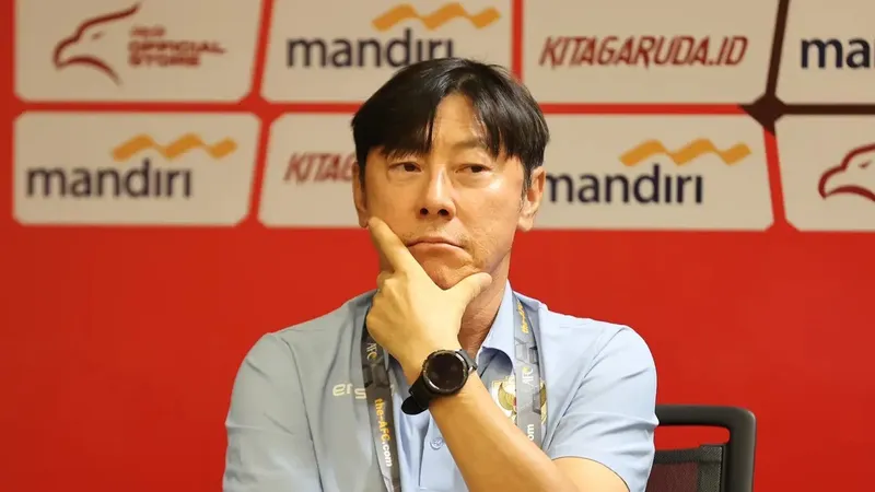 HLV Shin Tae-yong tự tin cùng Indonesia định đoạt tấm vé đi tiếp tại vòng loại World Cup 2026. ẢNH: BOLA 