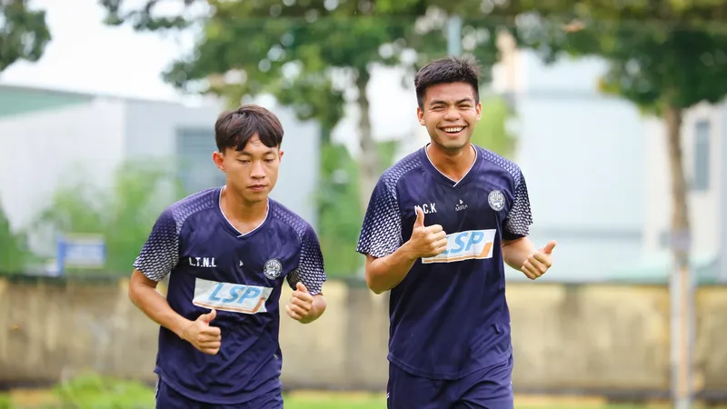Tiền vệ Lương Thanh Ngọc Lâm (trái) cùng các cầu thủ BR-VT vẫn thoải mái dù CLB đang đối diện với tương lai bất ổn. 