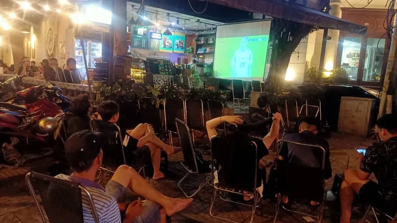 Một quán cafe tại ngã tư đường Bạch Đằng - Hồng Hà (quận Tân Bình) đón nhiều cổ động viên thức đêm xem EURO 2024. ẢNH: HỮU THÀNH