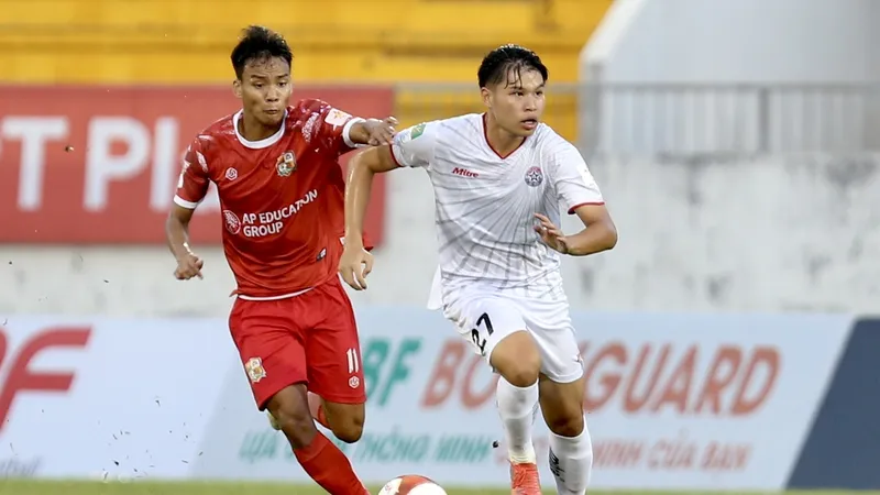PVF (áo trắng) có nhiều cơ hội đoạt vé dự trận play-off để tìm suất thăng hạng V-League.