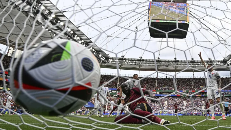 Công nghệ VAR đã ba lần từ chối bàn thắng của Romelu Lukaku tại vòng bảng EURO 2024. ẢNH: AP 