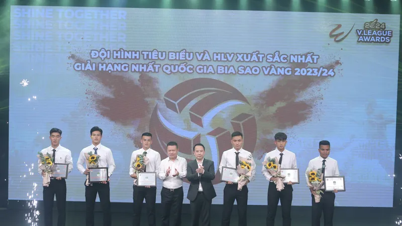 Đại diện lãnh đạo VFF chúc mừng các cầu thủ trong đội hình tiêu biểu Giải hạng Nhất quốc gia 2023-2024. 