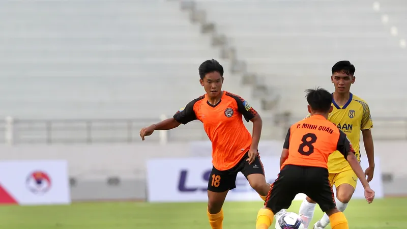 Quang Khôi (số 18, U17 BR-VT) gây ấn tượng tại trận ra quân vòng chung kết Giải U17 quốc gia 2024. ẢNH: DŨNG PHƯƠNG 