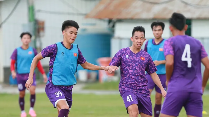 Tiền vệ Hồ Hữu Hưng (số 41) nhận được sự chú ý vì đang chơi bóng tại Cộng hòa Czech. ẢNH: TÂM HÀ