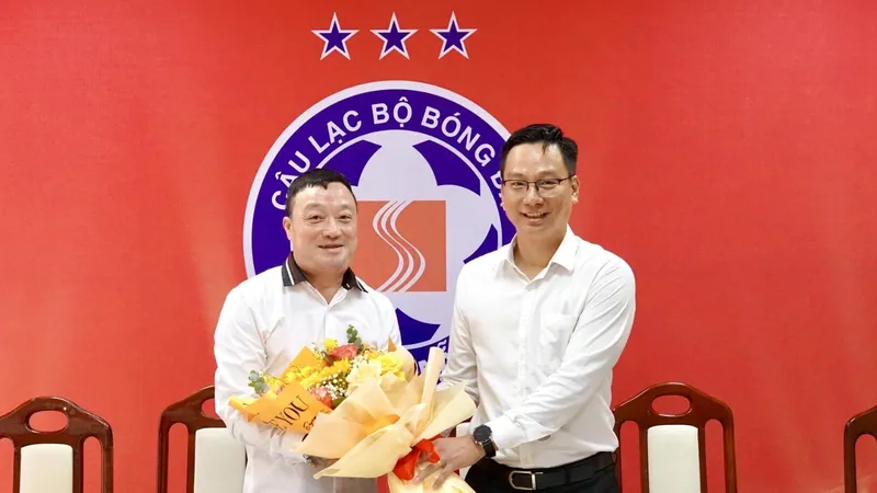 Ban lãnh đạo của Đà Nẵng cùng HLV Trương Việt Hoàng quyết định tái ký thêm 2 năm hợp đồng. 