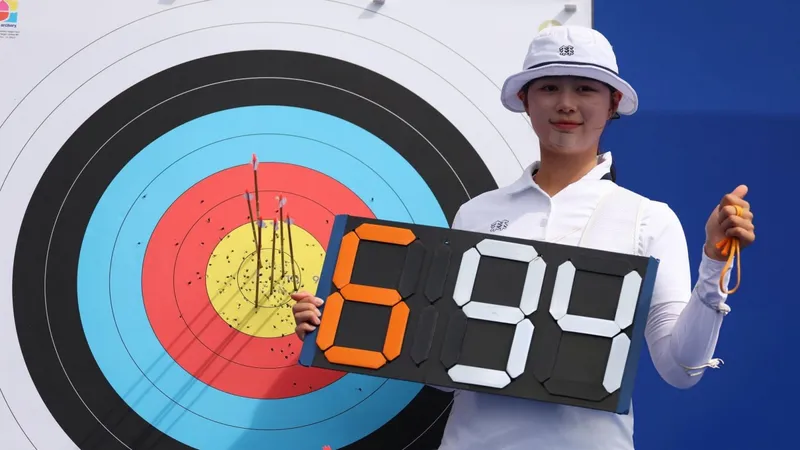 Nữ cung thủ xinh đẹp Lim Si Hyeon của Hàn Quốc quyết tâm giành 3 HCV tại Olympic Paris 2024. ẢNH: GETTY IMAGES 