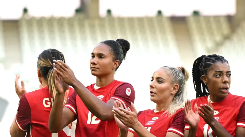 Các nữ tuyển thủ Canada thắng chật vật ở trận ra quân Olympic Paris 2024 sau bê bối quay lén đối thủ. ẢNH: GETTY IMAGES 