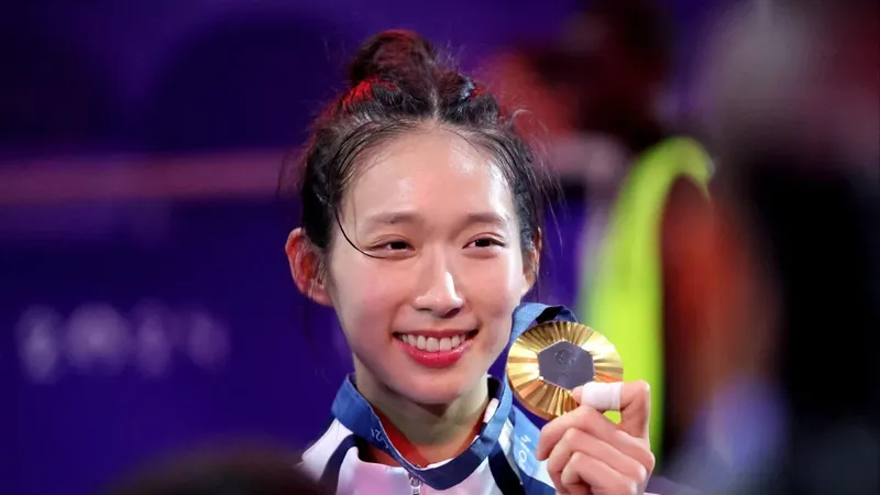 Nữ kiếm thủ Vivian Kong (Hồng Kông - Trung Quốc) rạng ngời bên tấm HC vàng Olympic Paris 2024. ẢNH: AP 