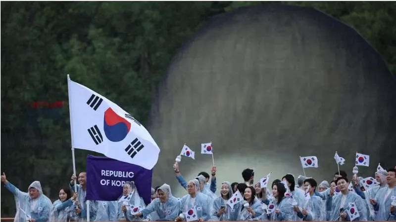 Đoàn thể thao Hàn Quốc đi thuyền trong buổi diễn hành khai mạc Olympic Paris 2024. ẢNH: REUTERS 