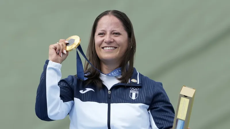 Niềm vui của Adriana Ruano khi trở thành VĐV đầu tiên giành HC vàng Olympic cho thể thao Guatemala. ẢNH: AP 