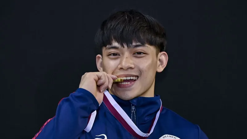 Carlos Edriel Yulo rạng ngời bên tấm HCV Olympic Paris 2024. 