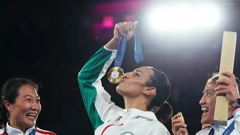 Imane Khelif (giữa), nữ võ sĩ gây tranh cãi về giới tính, giành HCV Olympic Paris 2024.