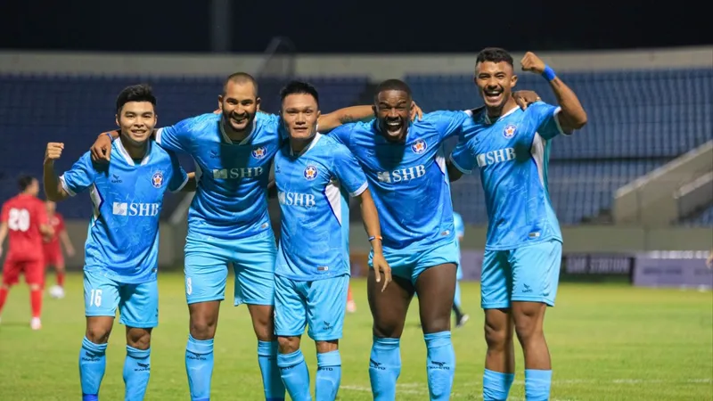 Các ngoại binh cùng tân binh Lê Quang Hùng (ở giữa) hòa nhập rất nhanh với Đà Nẵng. ẢNH: XUÂN HIẾU 