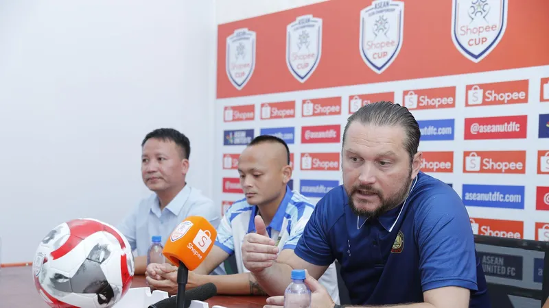 HLV Popov chỉ ra việc Cúp các CLB Đông Nam Á diễn ra trước V-League khởi tranh đã ảnh hưởng đến sự chuẩn bị của Thanh Hóa cho mùa giải 2024-2025. ẢNH: SƠN TÙNG 