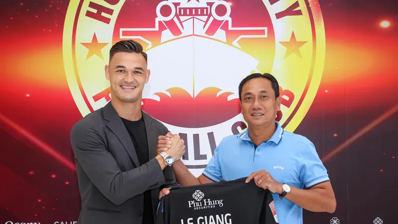 HLV Phùng Thanh Phương thể hiện niềm vui khi Patrik Lê Giang chính thức trở thành người của CLB TPHCM. 